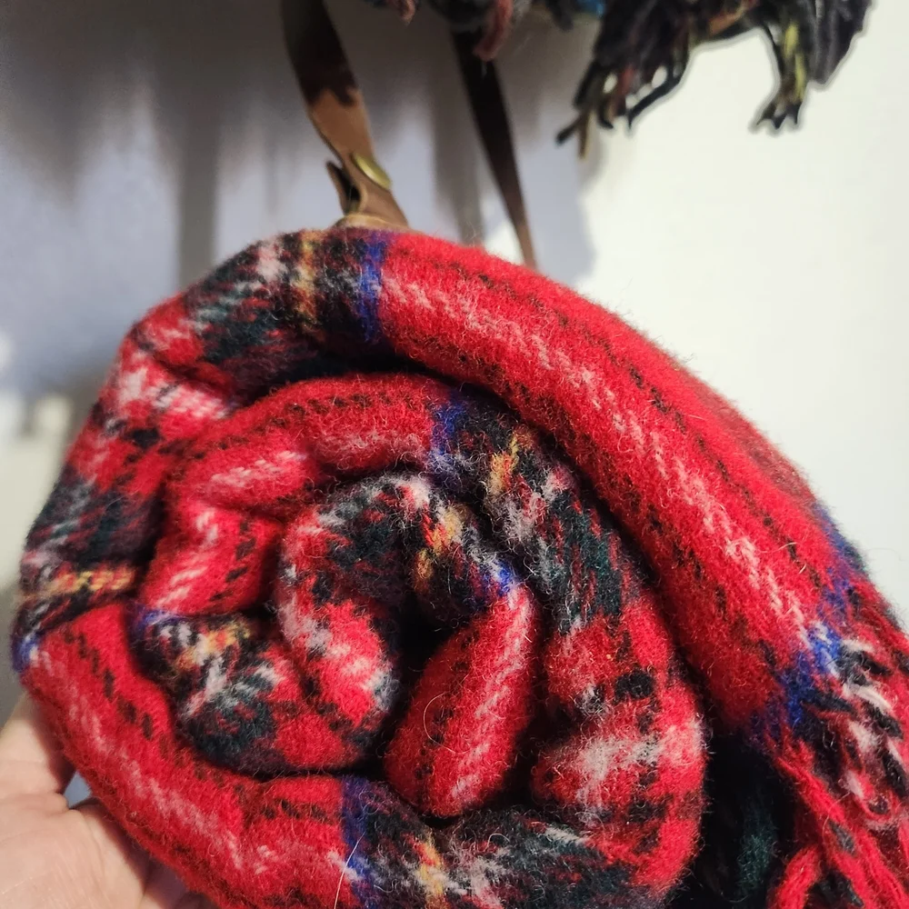 2 Pendleton Blankets - Picture 4 of 5